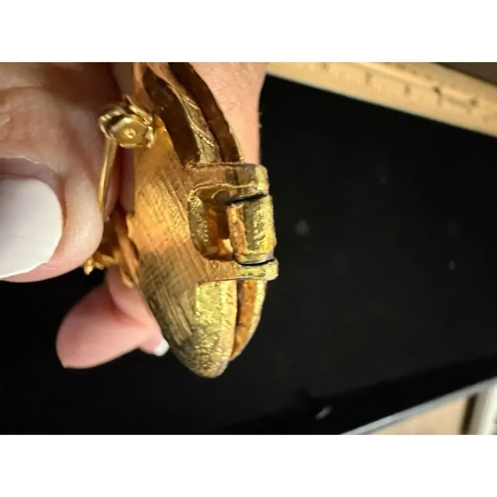 vtg.  Gold toned Swan Brooch/locket with Green Rhinestone eyes and opens up to